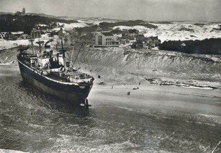 HVB FO 00506  De Katingo op het strand bij Bergen aan Zee (1)